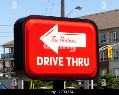 Toronto Kanada, 9. Juni 2020; EIN Drive-Thru-Schild am Tim Horton's Coffee Shop Stockfoto