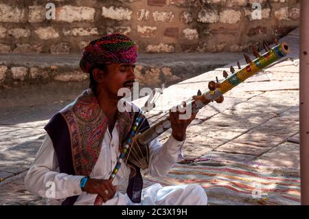 Ein Musiker spielen ravanahatha bei mehrangarh Fort von jodhpur rajasthan Stockfoto