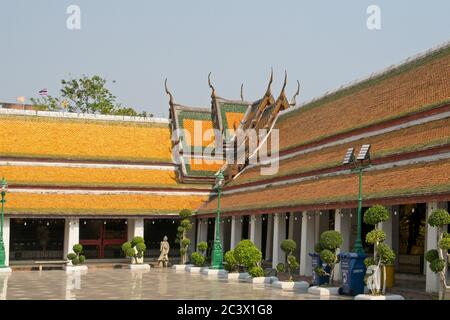 Wat Suthat Tempel, Gebäude und Bhudda Statuen. Anlage mit Sammlungen von Buddha-Symbolen Stockfoto