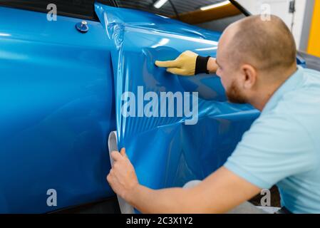 Autoverpackung installiert Schutzfolie oder Folie aus Vinyl Stockfoto