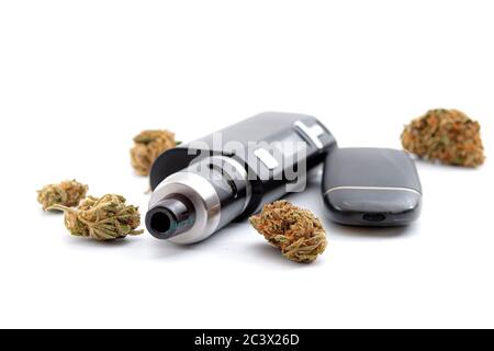 CBD und THC Verdampfungsprodukte, trockener Kräuterverdampfer und gesundes Inhalieren von Cannabis-Konzept Thema mit e Zigarette und vape mod von Marihuana umgeben b Stockfoto