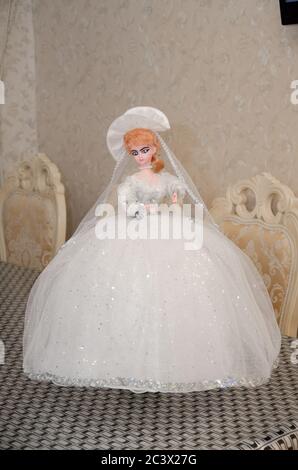 Dekorative Puppe mit einem weißen Hochzeitskleid. Dekorative Hochzeit Ornament. Illustrative redaktionelle Beiträge. Die Puppe ist in einem weißen Kleid. Puppe in einem weißen Stockfoto