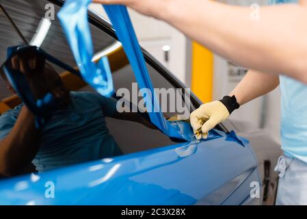 Mechaniker Hände installiert Auto-Folie oder Film Stockfoto