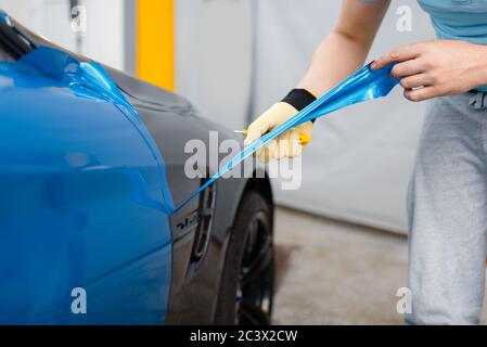 Auto-Wrapper Hände installiert Vinylfolie oder Folie Stockfoto