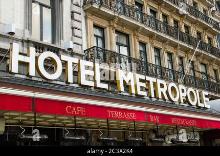 Fassade mit Buchstaben des Métropole Hotels in Brüssel.das Metropole Hotel ist ein fünf-Sterne-Hotel am Place de Brouckère im Herzen von Brüssel Stockfoto