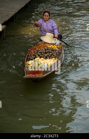 Einheimische auf Bangkoks schwimmenden Markt Einzelboot mit Frau paddeln Im hinteren Boot mit Lebensmitteln Porträt-Format in Bild bewegen Von oben Stockfoto