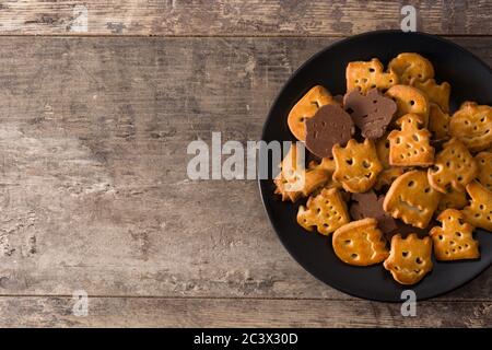Lustige Halloween Kekse auf Holztisch. Draufsicht. Speicherplatz kopieren Stockfoto