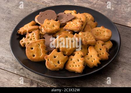Lustige Halloween Kekse auf Holztisch Stockfoto