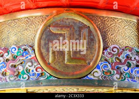 tokio, japan - april 04 2020: Nahaufnahme des japanischen manji-buddhistischen Hakenkreuzes oder Sauwastika, eingraviert auf dem goldenen Metallrand von Kaminarimon oder Thunder ga Stockfoto