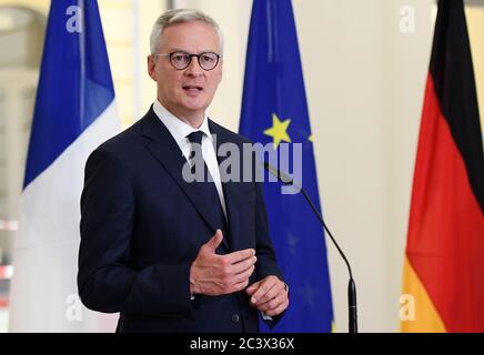 Berlin, Deutschland. Juni 2020. Der französische Wirtschafts- und Finanzminister Bruno Le Maire spricht vor einem bilateralen Treffen in einer Erklärung mit Bundeswirtschaftsminister Altmaier (CDU). Kredit: Annegret Hilse/Reuters Pool/dpa/Alamy Live Nachrichten Stockfoto