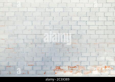 Alte weiß gestrichene Ziegelwände Stockfoto