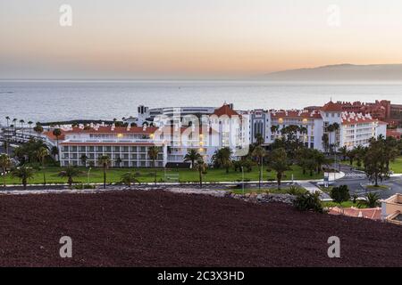 RUI Tenerife Hotel in der Abenddämmerung, Luftaufnahme, Costa Adeje, Teneriffa, Kanarische Inseln, Spanien Stockfoto