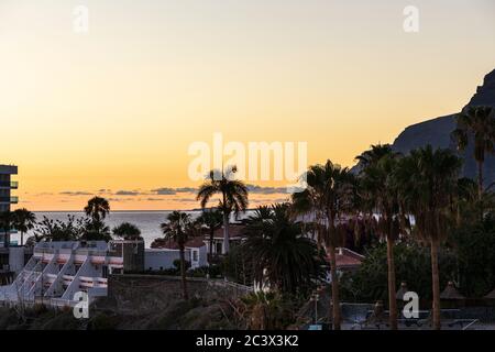 Strahlend dämmerlicher Himmel über Los Gigantes auf Teneriffa, Kanarische Inseln, Spanien Stockfoto