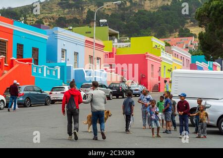 Kapstadt, Südafrika November 04 2018, Kinder haben Spaß in den Straßen im bo kaap Bezirk, während Touristen herumlaufen Stockfoto