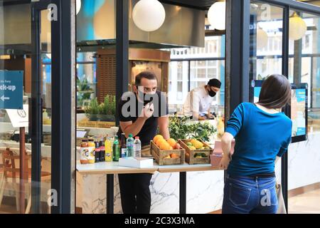Unternehmen, die sich in Covent Garden, wie Coronavirus-Einschränkungen erleichtern, in London, Großbritannien, öffnen Stockfoto