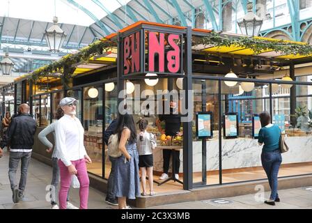 Unternehmen, die sich in Covent Garden, wie Coronavirus-Einschränkungen erleichtern, in London, Großbritannien, öffnen Stockfoto