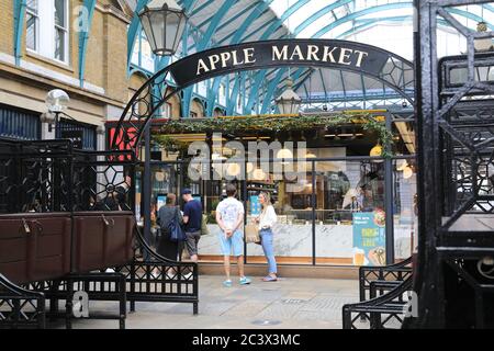 Unternehmen, die sich in Covent Garden, wie Coronavirus-Einschränkungen erleichtern, in London, Großbritannien, öffnen Stockfoto
