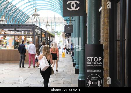 Unternehmen, die sich in Covent Garden, wie Coronavirus-Einschränkungen erleichtern, in London, Großbritannien, öffnen Stockfoto