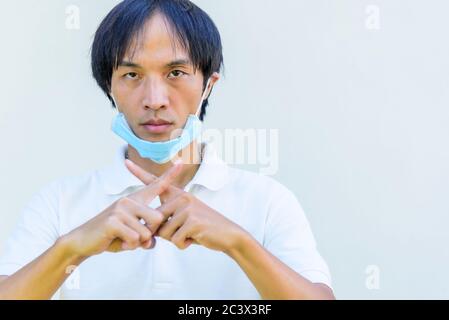 Die menschen zeigen den falschen Weg, Hygienic Maske zu tragen Stockfoto