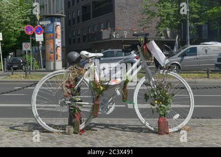 Geisterfahrrad, Luisenplatz, Charlottenburg, Berlin, Deutschland, Geisterfahrrad, Deutschland Stockfoto