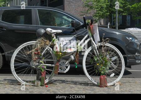 Geisterfahrrad, Luisenplatz, Charlottenburg, Berlin, Deutschland, Geisterfahrrad, Deutschland Stockfoto