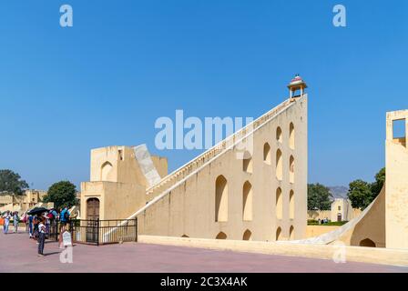 Vrihat Samrat Yantra (eine riesige Sonnenuhr) bei Jantar Mantar, eine Sammlung von neunzehn architektonischen astronomischen Instrumenten in Jaipur, Rajasthan, Indien Stockfoto