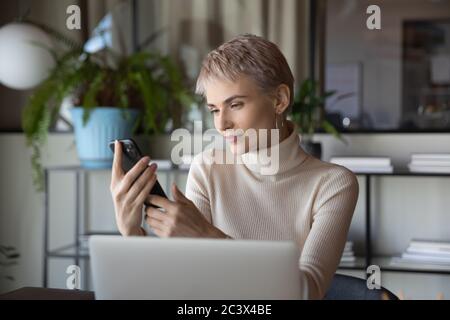 Geschäftsfrau hält Smartphone mit Agenda Planung Business-Meetings mit Kunden Stockfoto