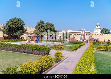 Jantar Mantar, eine Sammlung von neunzehn architektonischen astronomischen Instrumenten in Jaipur, Rajasthan, Indien Stockfoto