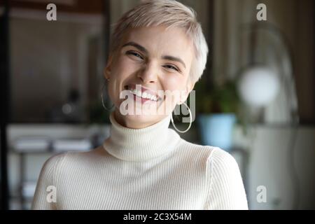 Kopfschuss von Lachen erfolgreich gefördert Frau Mitarbeiter Porträt Stockfoto