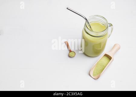 Matcha Latte mit Kokosmilch im Glas auf weißem Hintergrund Stockfoto