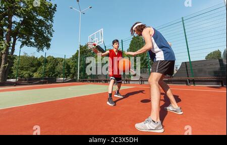 Panoramablick auf zwei professionelle Basketballspieler Training für den Wettbewerb auf dem Freiplatz, leeren Raum Stockfoto