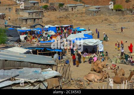 Hamedela, Äthiopien - Nov 2018: Dorfmarkt mit Waren und Kamelen in Afar Region, Äthiopien Stockfoto