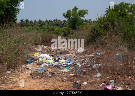 Müll wird in der Nähe des Strandes in Goa, Indien, entsorgt. Stockfoto