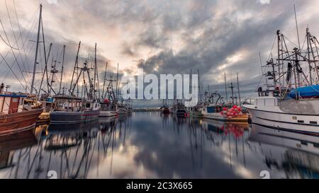 Erstaunliche Reflexion am Comox Hafen auf Vancouver Island, British Columbia, Kanada Stockfoto