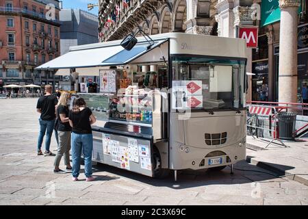 Mailand, Italien 06.20.2020: Foodtruck auf dem Duomo Platz, wo man Essen und Erfrischungen verkauft Stockfoto