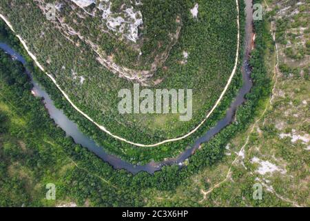 Luftaufnahme der Ebro-Schlucht in Burgos, Spanien. Hochwertige Bilder. Stockfoto