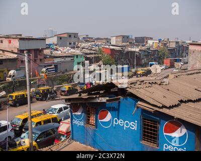 Mumbai, Indien - 17. Dezember 2018: Arme und verarmte Slums von Dharavi in der Stadt Mumbai. Stockfoto