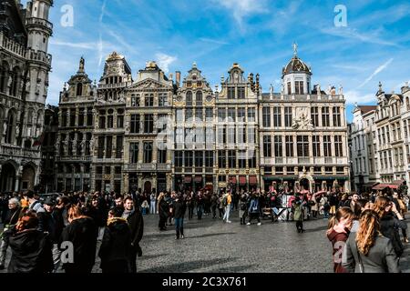 Brüssel / Belgien - Oktober 2019: Überfüllter Grand Place oder Grote Markt an einem sonnigen Tag. Hauptplatz in Brüssel - ein beliebtes Wahrzeichen mit Rathaus Stockfoto