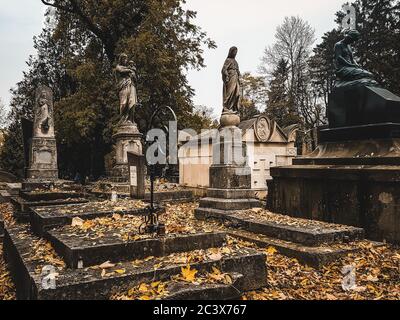 Lwiw / Ukraine - November 2019: Lytschakiv Friedhof. Ikonisches Wahrzeichen in der Ostukraine, beliebtes Ausflugsziel für Touristen. Ruhige Statuen, Skulpturen. Stockfoto