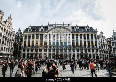 Brüssel / Belgien - Oktober 2019: Überfüllter Grand Place oder Grote Markt voller Touristen. Hauptplatz in Brüssel - ein beliebtes Wahrzeichen mit Rathaus Stockfoto