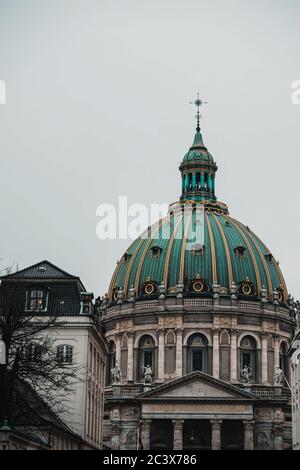 Kopenhagen / Dänemark - November 2019: Größte Kirchtuppel Skandinaviens, Nahaufnahme. Moody grüne Spitze der Marmorkirche, auch bekannt als Frederiks Stockfoto