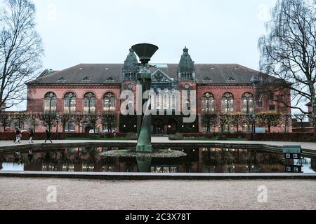 Kopenhagen / Dänemark - November 2019: Schöner königlicher Bibliotheksgarten im Stadtzentrum. Moody Vibe an einem Prognosetag. Gebäudefassade mit einem Brunnen Stockfoto