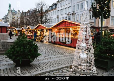 Kopenhagen / Dänemark - November 2019: Holzstände auf dem Weihnachtsmarkt Højbro Plads. Dekorierter Stand, der Straßenessen und lokale Handwerkswaren verkauft Stockfoto