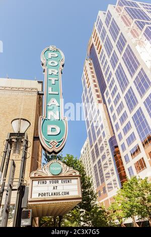 Portland, OR, USA - 27. Juni 2018: Berühmtes Straßenschild Portland auf dem Gebäude der Arlene Schnitzer Konzerthalle, einem historischen Theatergebäude und Perfo Stockfoto