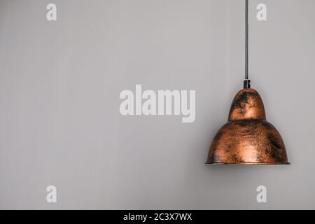 Antike dekorative braune Bronze Schimmer Lampe von der Decke hängen. Moderne graue Wand im Hintergrund mit leerem Platz für Text, Kopie oder Ideen. Stockfoto