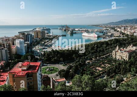 Malaga /Spanien - Oktober 2019: Nahaufnahme. Berühmter Aussichtspunkt und touristisches Wahrzeichen. Mit Blick auf das Rathaus, Hafen mit Kreuzfahrtschiffen Stockfoto