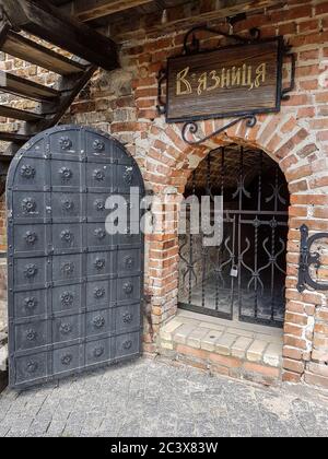 Lutsk / Ukraine - August 2017: Altes mittelalterliches Gefängnis in Lubarts Schloss. Berühmter Ort für Sightseeing in Osteuropa. Schwere Metalltür Stockfoto