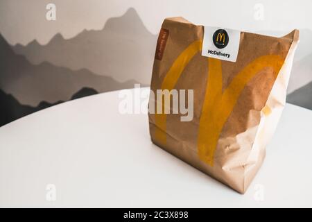 Lviv / Ukraine - April 2020: Ungesunde Ernährung zu Hause während der Isolierung des Coronavirus-Ausbruchs. Bestellung von McDonalds Essen zum Mitnehmen. Papiertüte auf einem Tisch Stockfoto