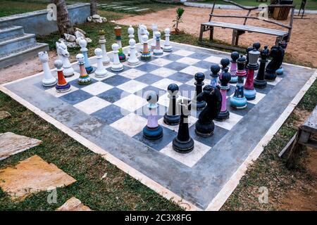 Riesiges Schachbrett draußen in Sri Lanka in der Nähe von Mirissa Strand und Coconut Tree Hill. Strategische Outdoor-Spiel in einem kreativen Spielplatz Design integriert. Stockfoto