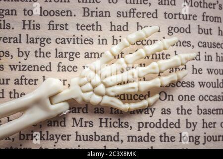 Skeletal Hands Buch Text. Tod, halloween und Mystery Konzept Stockfoto